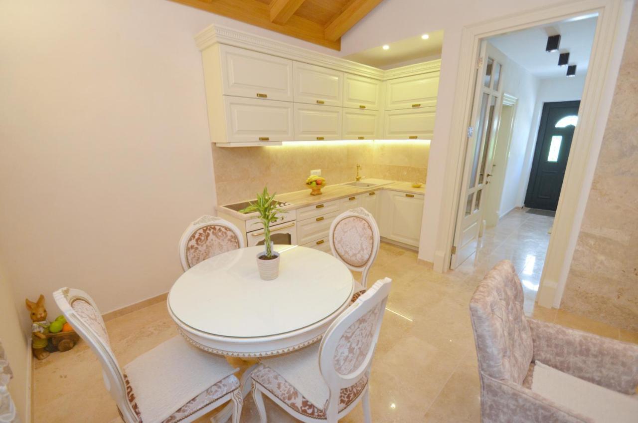 Leut Stone Residence Tivat Exteriör bild