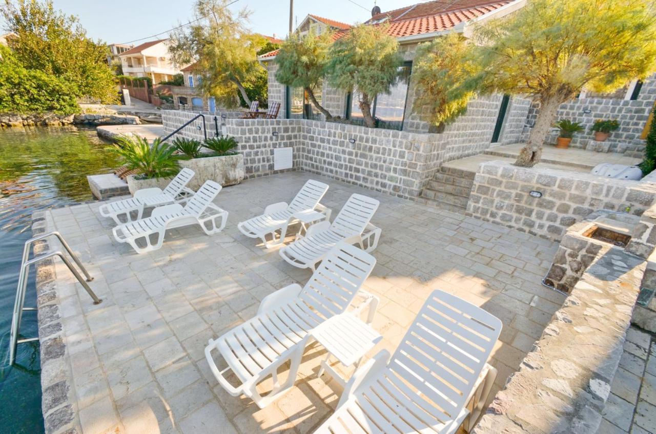 Leut Stone Residence Tivat Exteriör bild
