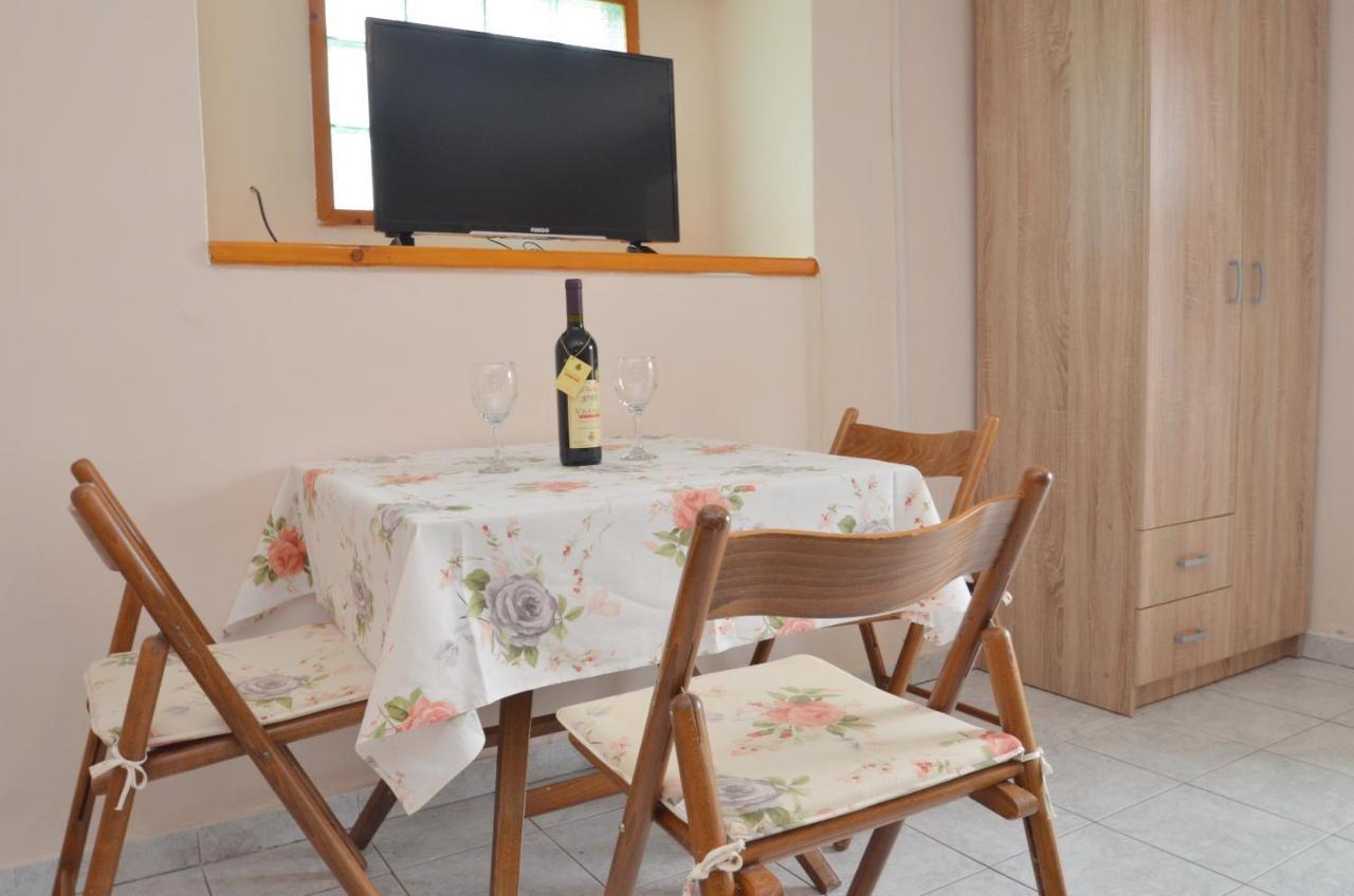 Leut Stone Residence Tivat Exteriör bild