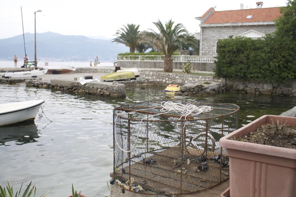Leut Stone Residence Tivat Exteriör bild