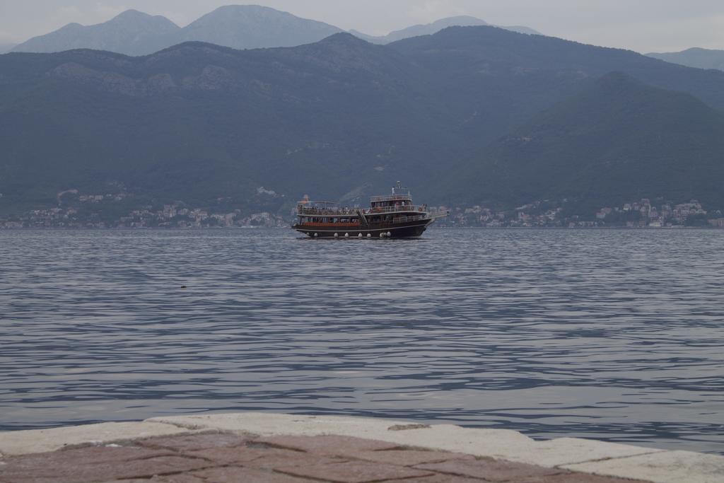 Leut Stone Residence Tivat Exteriör bild